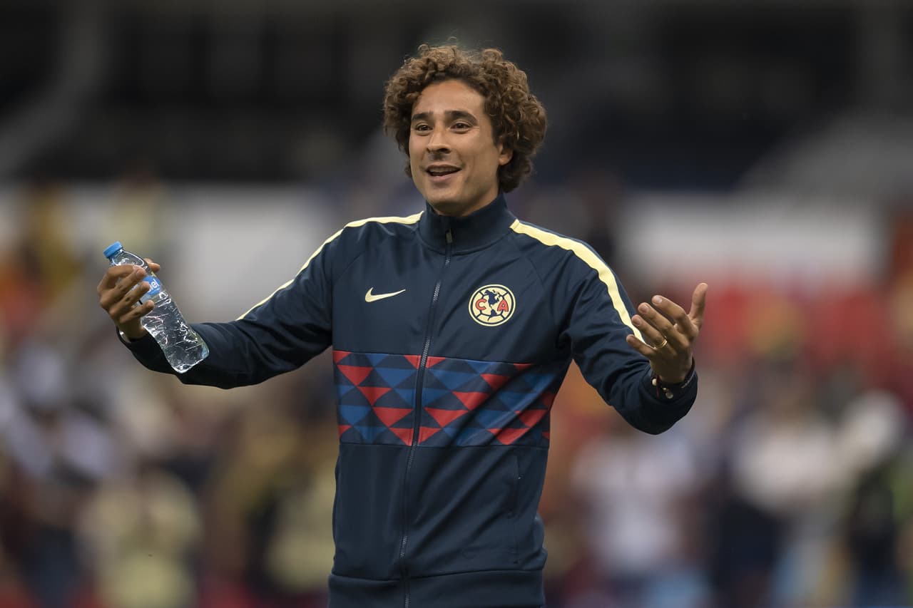 Guillermo Ochoa, no estuvo presente en el banquillo de los azulcremas pero ya portó la indumentaria y recibió aplausos por parte de la afición americanista que también gritaba su nombre.