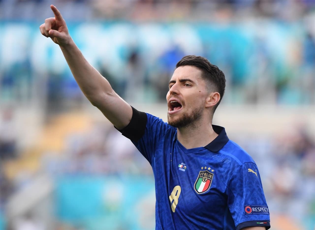 Italia derrota por la mínima a la selección de Gales en la última jornada del Grupo A en la Euro 2020. El único tanto del encuentro fue por parte de Matteo Pessina al minuto 39, lo que hace que la escuadra 'Azzurra' sea el primero de grupo y cumplan 1,000 minutos sin haber perdido un encuentro.