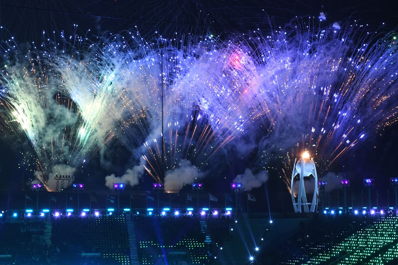 La ceremonia de cierre de Juegos Olímpicos de Invierno en Pyeongchang 2018 tuvo pirotecnia, luces, baile, música y colorido, un espectáculo que reflejó el brillo de la competencia en Corea del Sur.