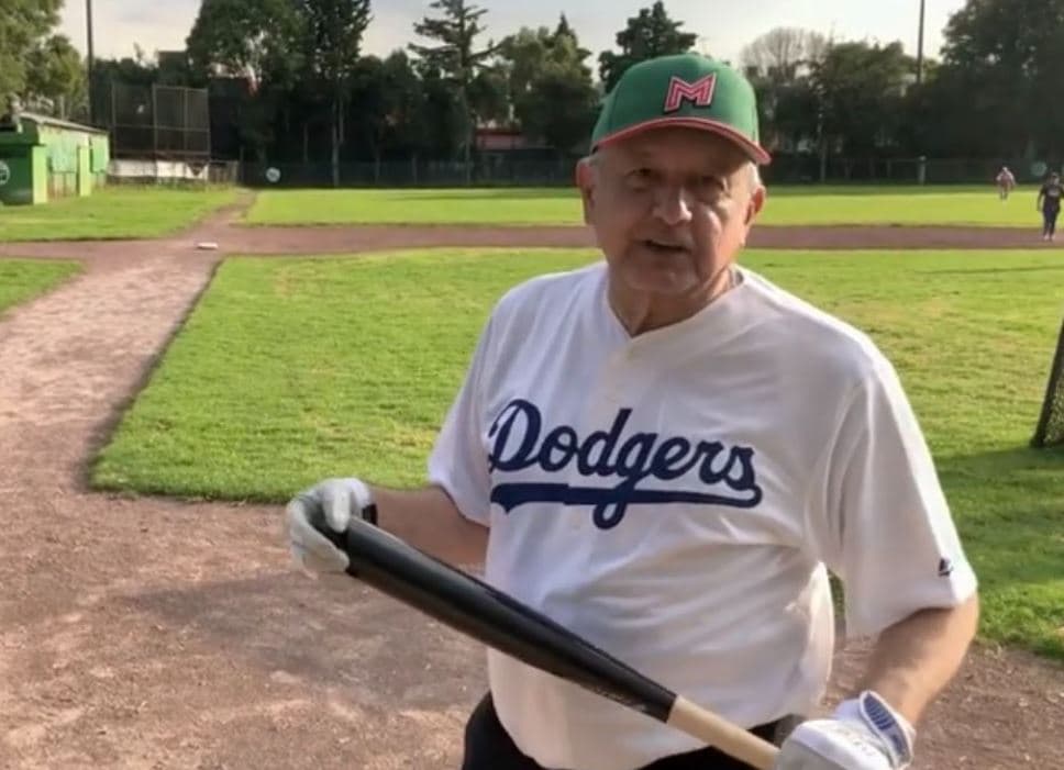 AMLO felicita a Urías, "el Valenzuela II"; Cruz Azul se une a mensajes