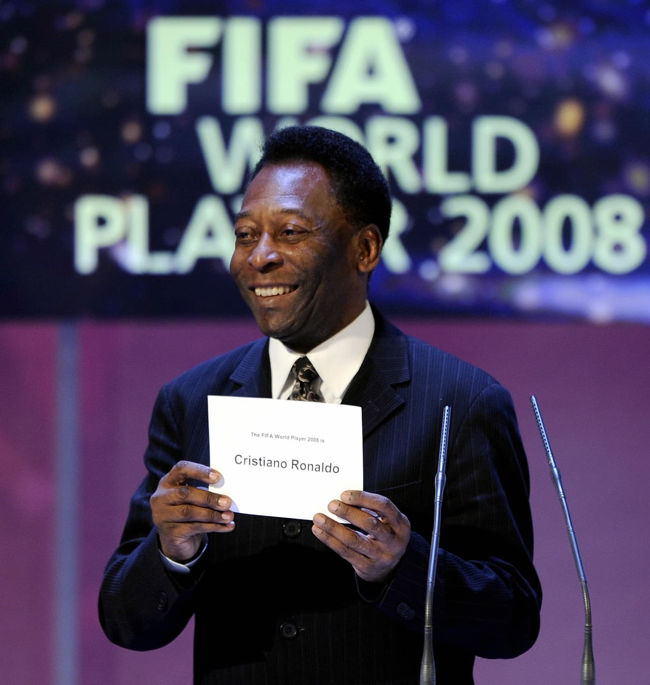 Se retiró en 1977 a los 36 años de edad jugando para el Cosmos de New York en Estados Unidos.