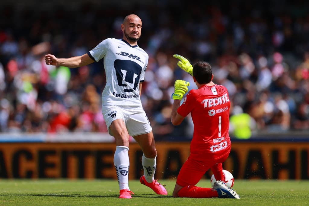 Pumas dominó al campeón Rayados de Monterrey todo el partido, Barovero estuvo fino atrás y los atacantes universitarios insistieron hasta que cayó el gol.