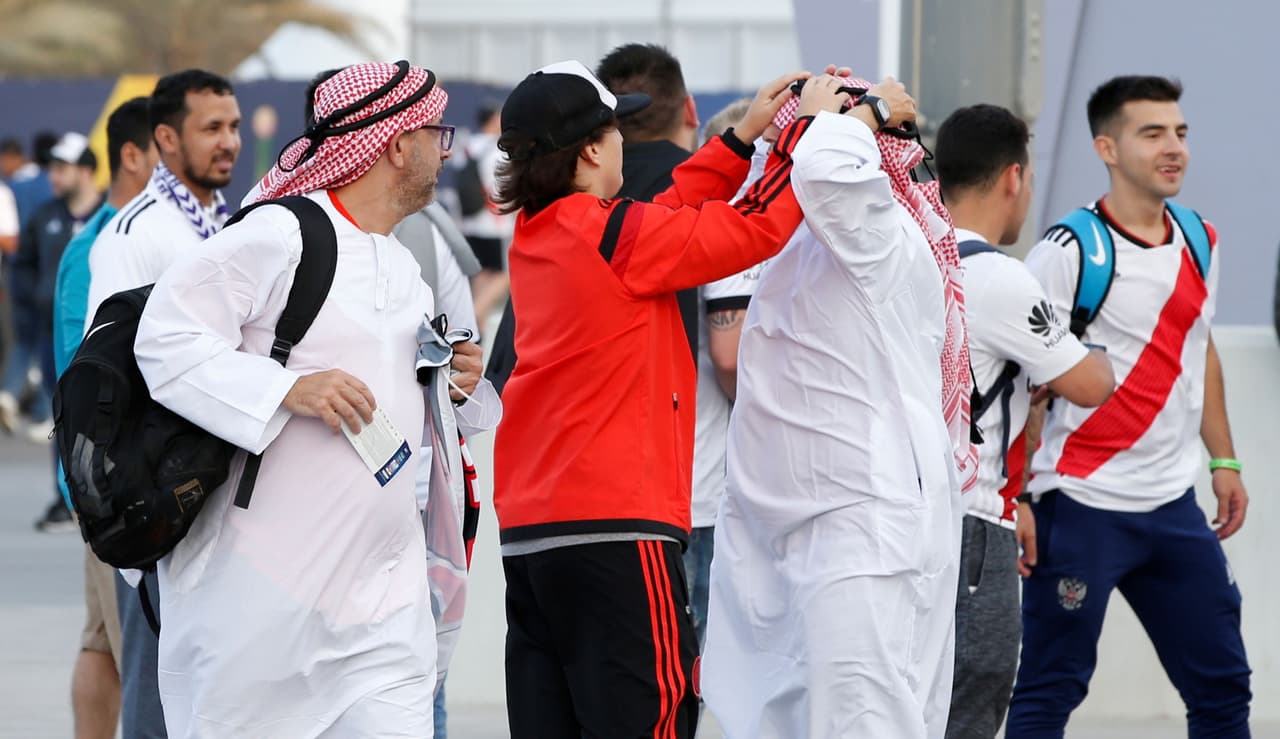 Como previa de la gran final del Mundial de Clubes, los aficionados de River Plate y Kashima Antlers llegaron en buen número al estadio Sheikh Zayed Sports City –no el suficiente para llenar– para apoyar a sus equipos en busca del tercer lugar. Un buen ambiente con una linda mezcla cultural entre Argentina, Japón y los Emiratos.