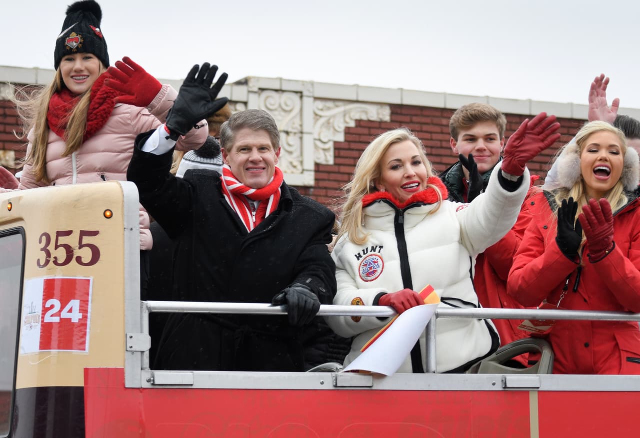 Las bajas temperaturas no detuvieron a los fanáticos que se reunieron en el centro de Kansas para admirar el trofeo que tardó 50 años en regresar a su ciudad.