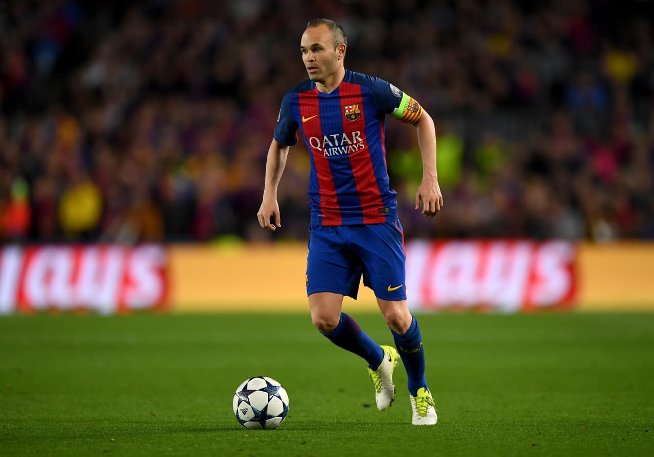 La línea de tres volantes la abre por la derecha el español Andrés Iniesta, de calificación 87.