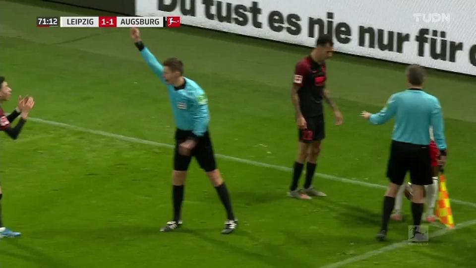 Tarjeta amarilla. El árbitro amonesta a Ruben Vargas de FC Augsburg