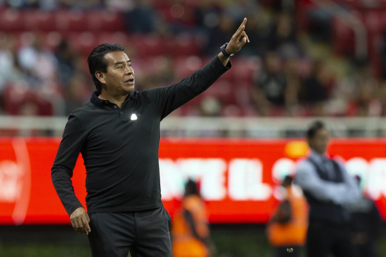 Alberto Coyote dirigirá a Chivas para el Clásico ante América