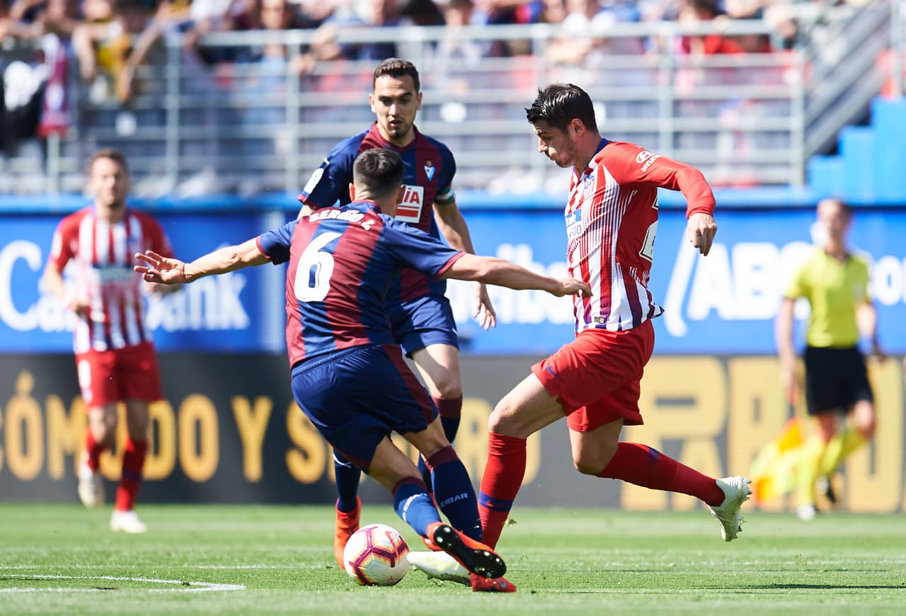 Los Colchoneros llegaron a este juego de ganarle por 2-0 al Celta de Vigo en la pasada jornada y, a pesar de la gran diferencia con el Barça, seguían ilusionados con el título.