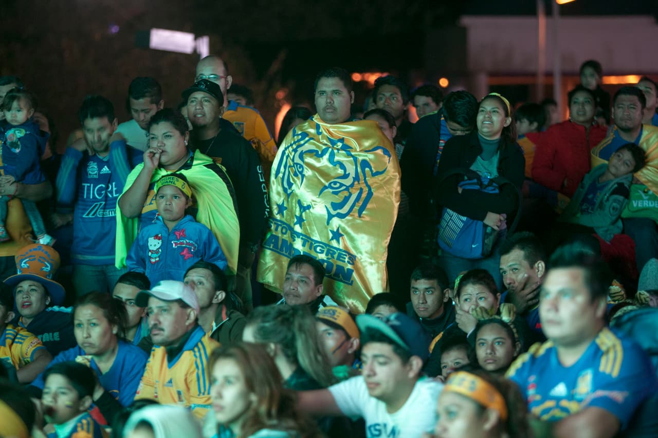 El ‘apapacho’ incondicional de su afición. Durante años Tigres estuvo en sequía, incluso se fue al descenso pero los aficionados de Tigres siempre estuvieron ahí, son de los que más pagan por boletos, garantizan el lleno sin importar si juegan mal o bien, 'apapachan' y hacen que el futbolista no sienta la presión de otros clubes.