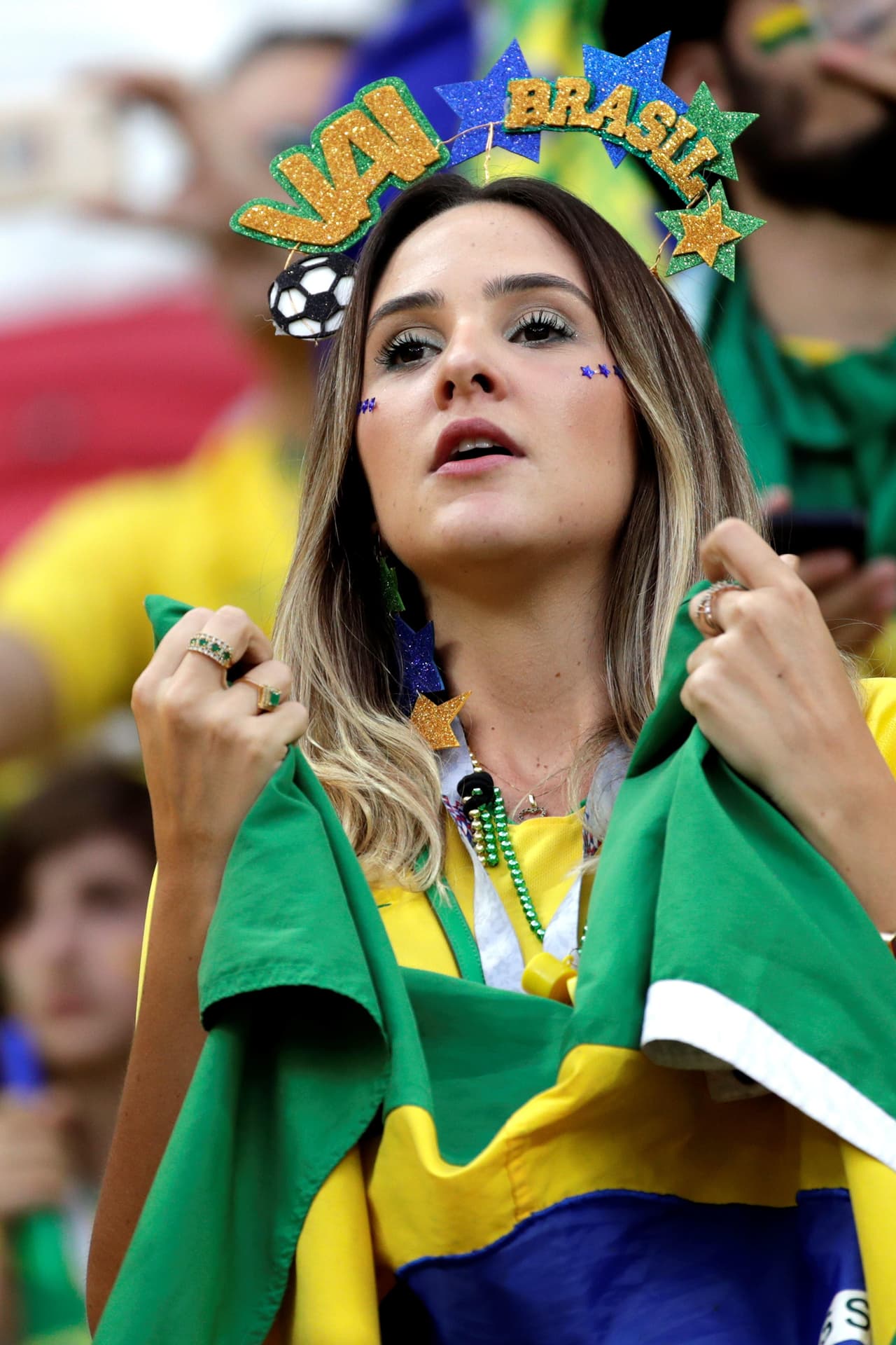 MUN58-30. KAZÁN (RUSIA), 06/07/2018.- Aficionados brasileños antes del partido Brasil-Bélgica, de cuartos de final del Mundial de Fútbol de Rusia 2018, en el Kazán Arena de Kazán, Rusia, hoy 6 de julio de 2018. EFE/Julio Muñoz [ATENCIÓN EDITORES: Sólo Uso editorial. Prohibido su uso en referencia con entidad comercial alguna. Prohibido su uso en alertas, descargas o mensajería multimedia en móviles. Las imágenes deberán aparecer como fotografías congeladas y no podrán emular la acción del juego mediante secuencias o fotomontajes. Ninguna imagen publicada podrá ser alterada, mediante texto o imagen superpuesta, en el caso de que (a) intencionalmente oculte o elimine el logotipo de un patrocinador o (b) añada y/o cubra la identificación comercial de terceras partes que no esté oficialmente asociada con la Copa Mundial de la FIFA.]