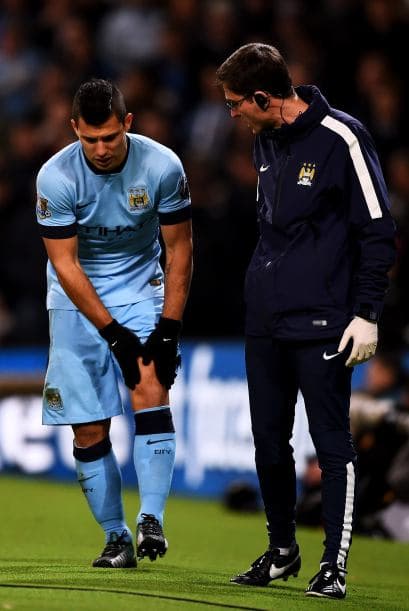 El delantero argentino del Manchester City Sergio Agüero, máximo goleador de la liga inglesa, se marchó lesionado a los cinco minutos de juego del encuentro ante el Everton. El internacional albiceleste sufrió un golpe en la rodilla izquierda y salió del terreno de juego acompañado del personal médico. Agüero tardó unos minutos en comprobar que no podía seguir jugando y no pudo contener las lágrimas al abandonar el césped del Etihad Stadium.