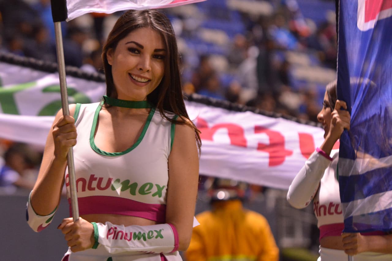 Las porristas listas también para dar su toque de alegría al espectáculo.