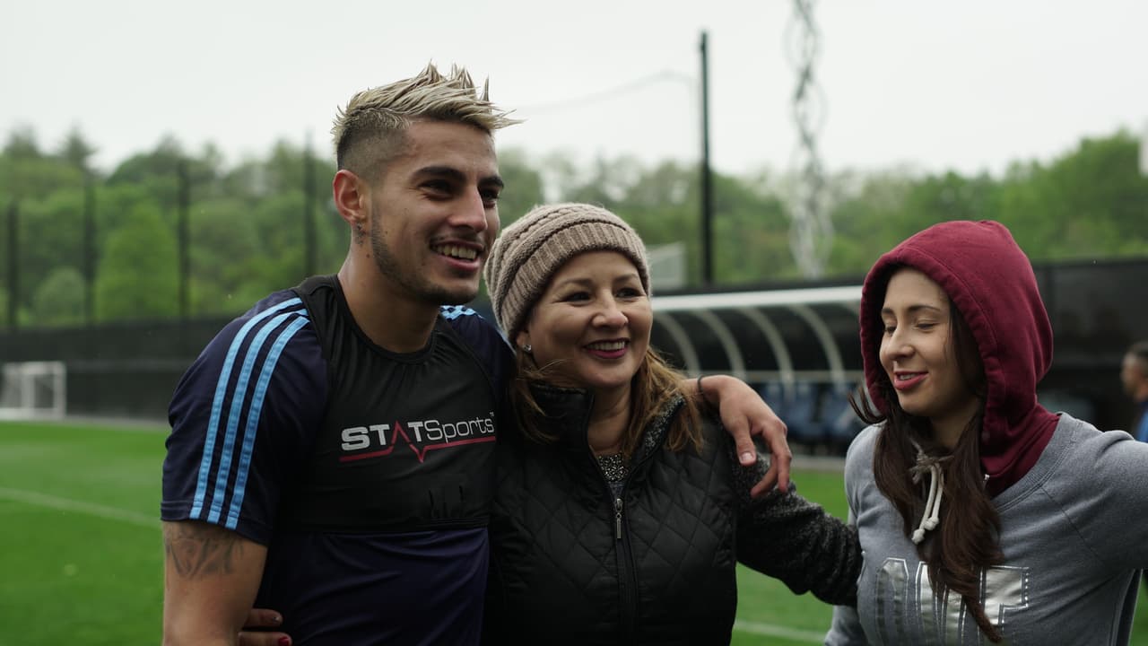 Prueba de ello es esta postal. Después de cada entrenamiento, no importa cuánto se haya esforzado, posa para las fotos con los fans.