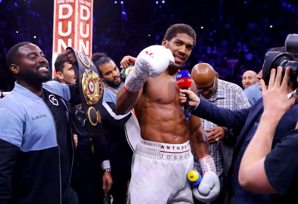 El puntaje de las tarjetas fue 118-110(x2) y 119-109. Anthony Joshua vence de manera unánime.