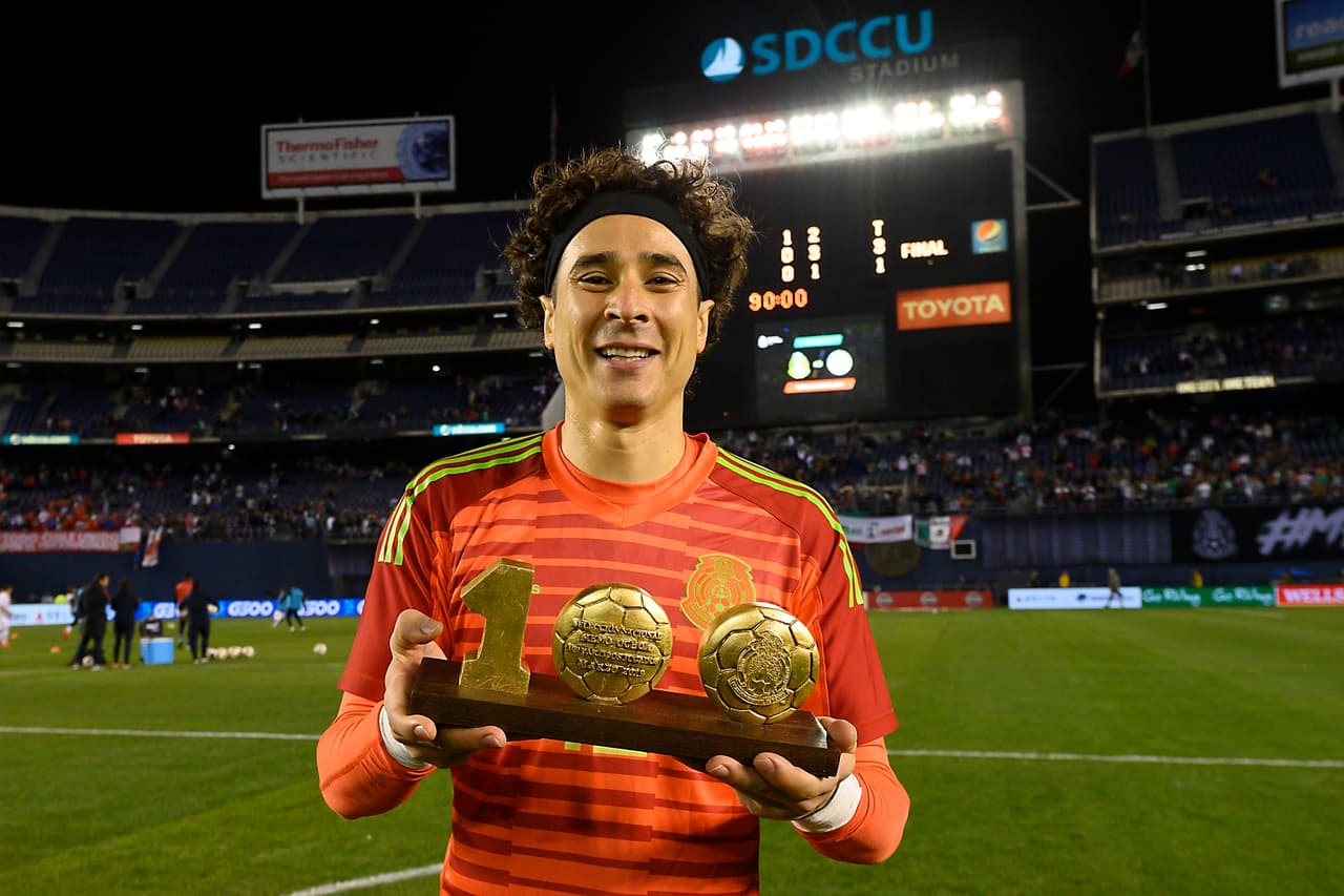 Memo Ochoa y un trofeo más para su carrera, el reconocimiento a sus 100 partidos con la Selección Mexicana.