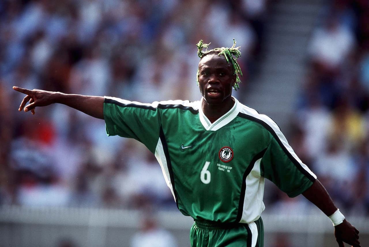 1. Taribo West (Francia 1998) - ¿A alguien le quedan dudas? El nigeriano rompió con todos los esquemas en dicho Mundial con sus coletas verdes sobre la cabeza. No solo se trataba de las 'cebollas', sino que se las hacía con trenzas.