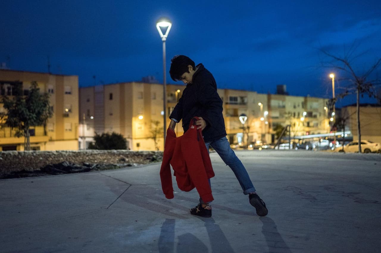 Historia: niños en Almería, España, asisten a una escuela taurina tres veces por semana y cuando no están en la arena llevan sus talentos a calles de la ciudad.