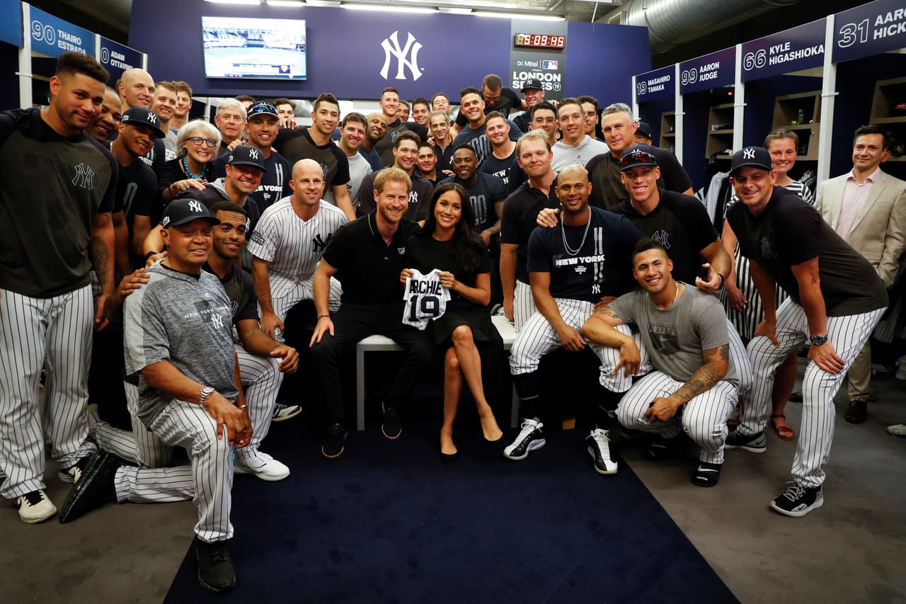 El príncipe Harry y su esposa Megan se tomaron una foto en el vestuario con los jugadores de New York Yankees.