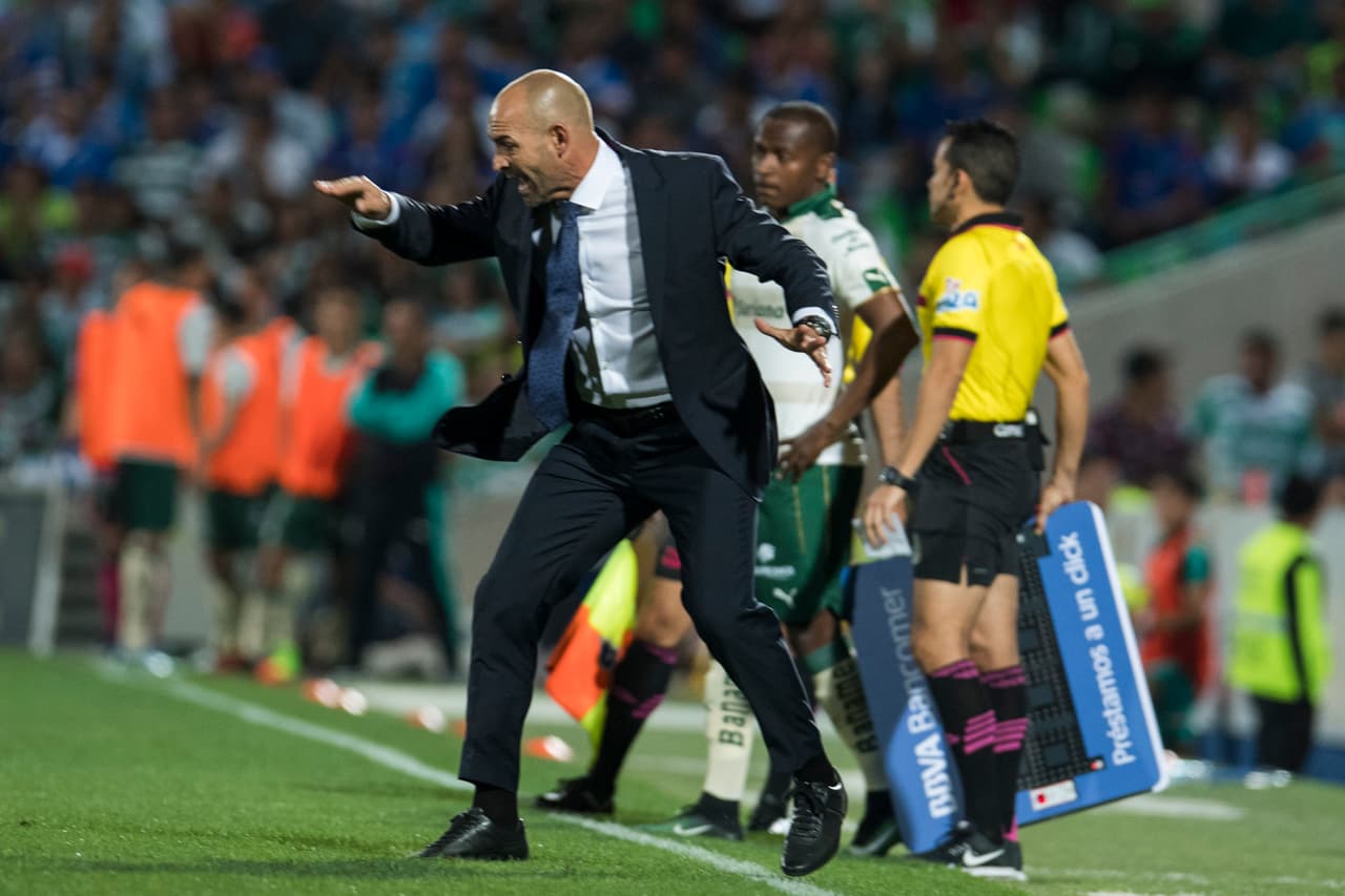 Mostrándole a sus jugadores donde deberían de estar parados.