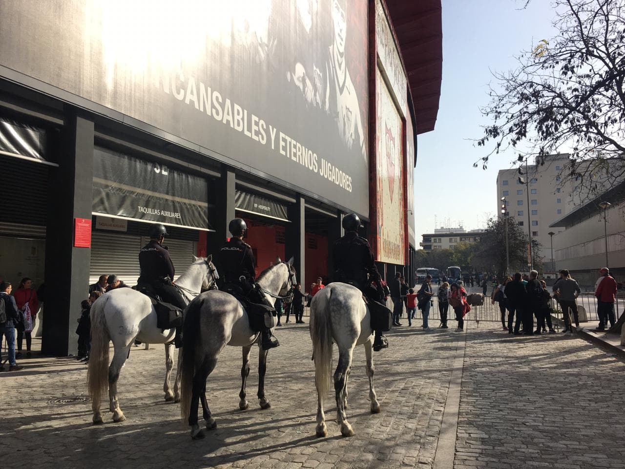 Desde tempranas horas el Ramón Sánchez Pizjuán se fue llenando de color para vivir una jornada especial de la UEFA Europa League entre el Sevilla F.C. y la S.S. Lazio, quienes definirían uno de los clasificados a los octavos de final del torneo continental.