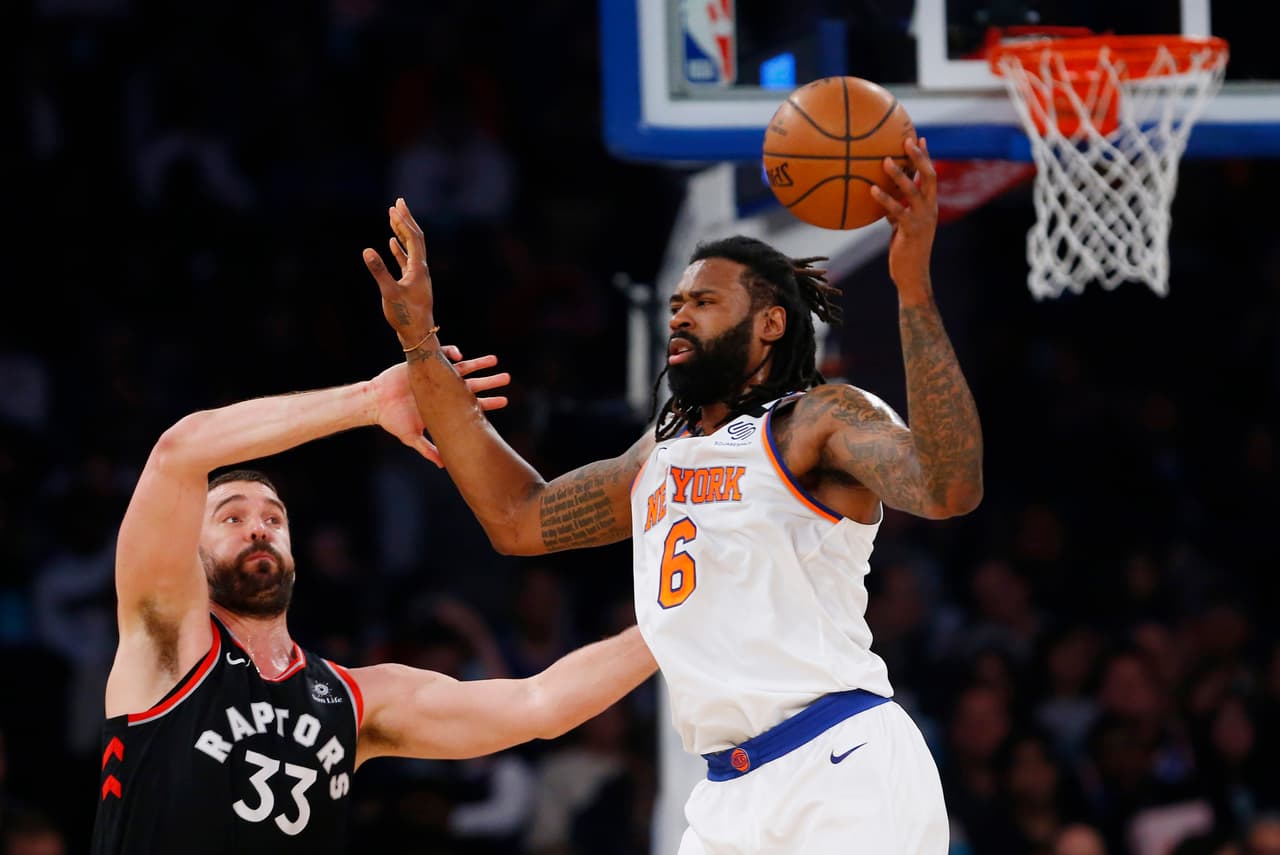 <b>TORONTO 117-92 NEW YORK</b>. Los Knicks (14-61) están encaminados a ser el peor equipo de la NBA esta campaña y beneficiarse de ello en la lotería del Draft luego de ser apaleados por los Raptors (53-23).