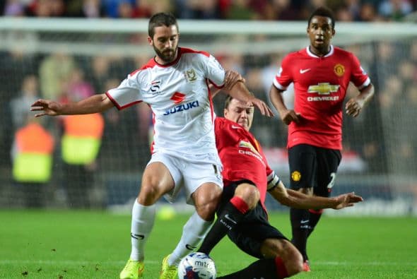 Esto sería aprovechado por el Milton Keynes Dons para aplicar el contragolpe a espacio abierto.