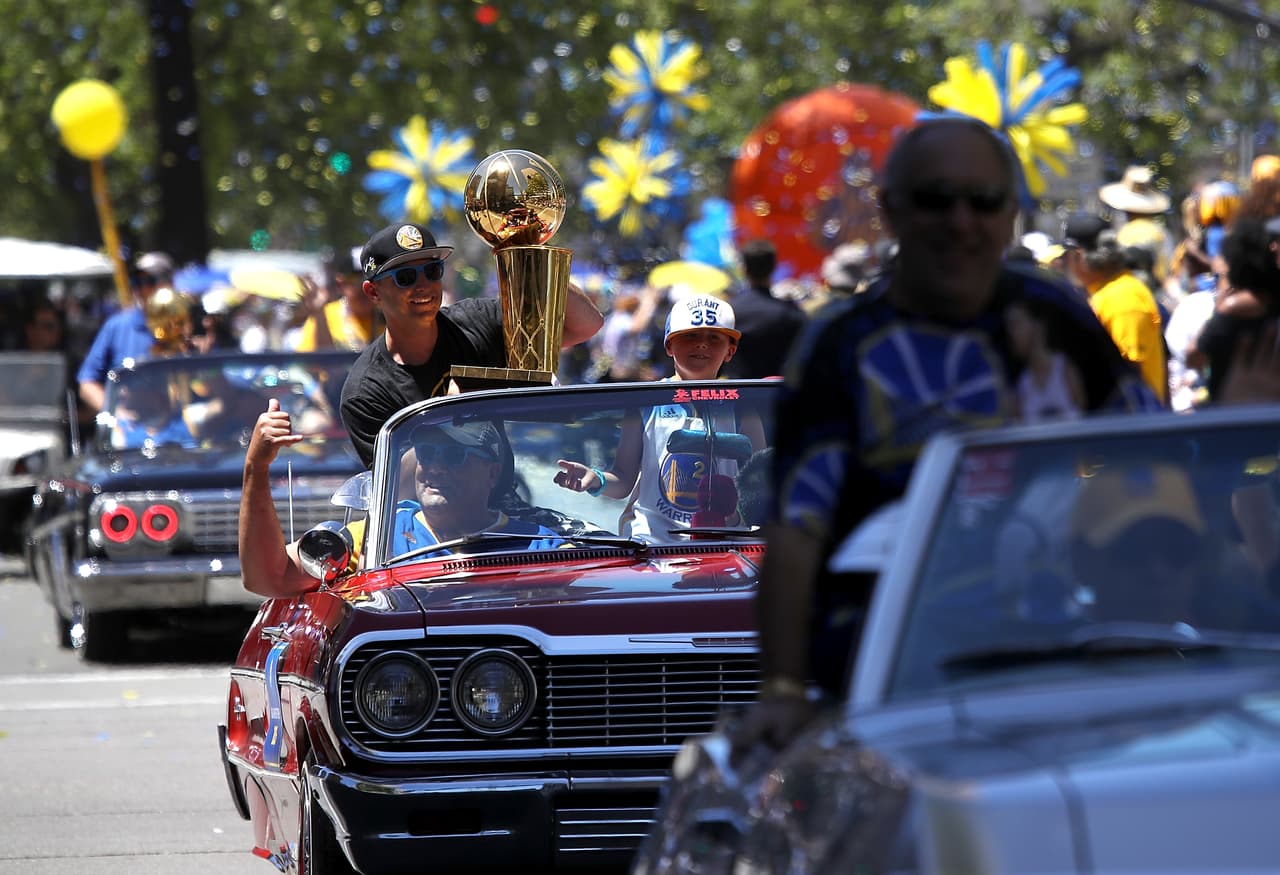 Miles de aficionados de los Golden State vivieron la celebración en un gran ambiente. Curry, Durant, Klay Thompson, Draymond Green y demás disfrutaron de su nueva victoria en el mejor baloncesto del mundo, la NBA.