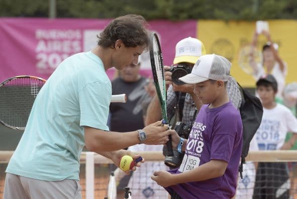 "Me dijeron que con los botines de fútbol no se podía y no tengo otras zapatillas", confesó Orlando Freis, de 13 años, el pelo rapado y los ojos vivaces, feliz por la hazaña cumplida de haber jugado con un crack del tenis mundial.