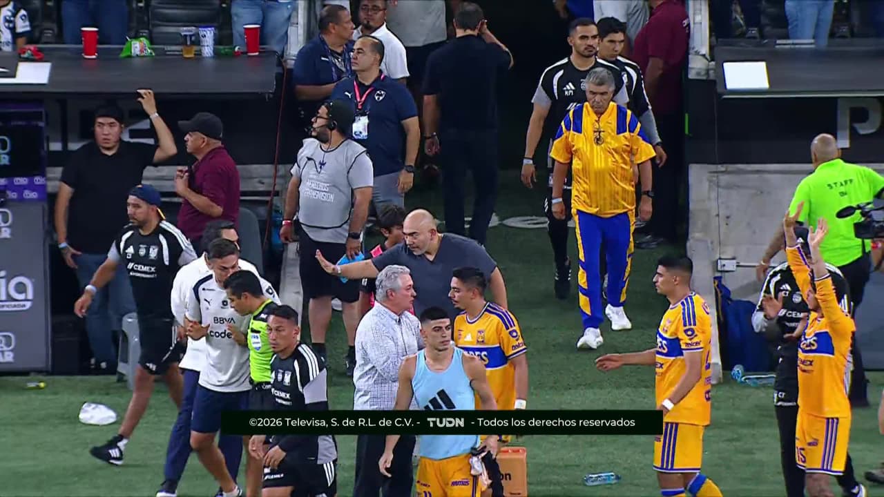 ¡Expulsión! El árbitro saca la roja directa a Diego Lainez.