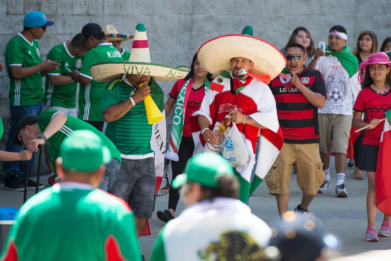 La afición mexicana ya pintó de tricolor las cercanías del Georgia Dome para disfrutar del México vs. Paraguay