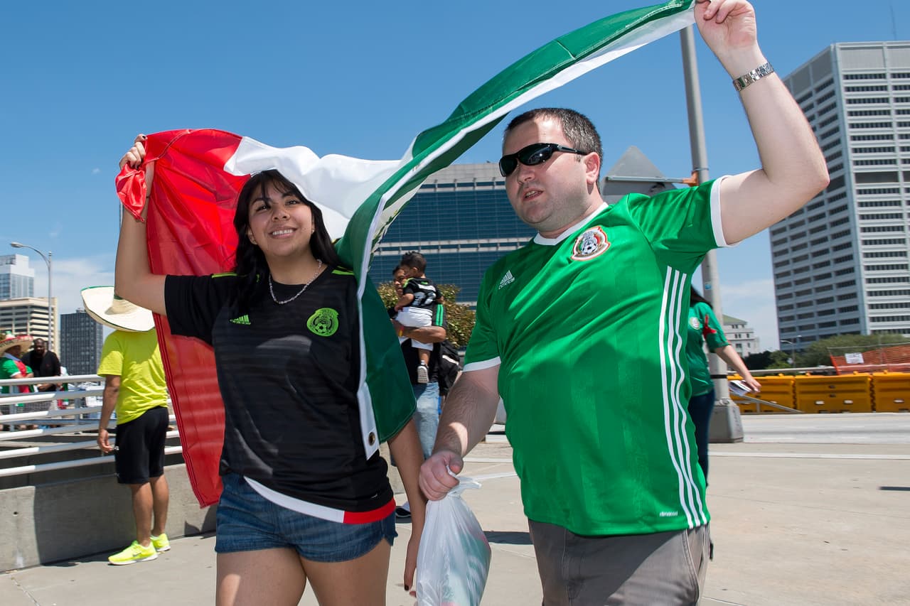 La afición mexicana ya pintó de tricolor las cercanías del Georgia Dome para disfrutar del México vs. Paraguay