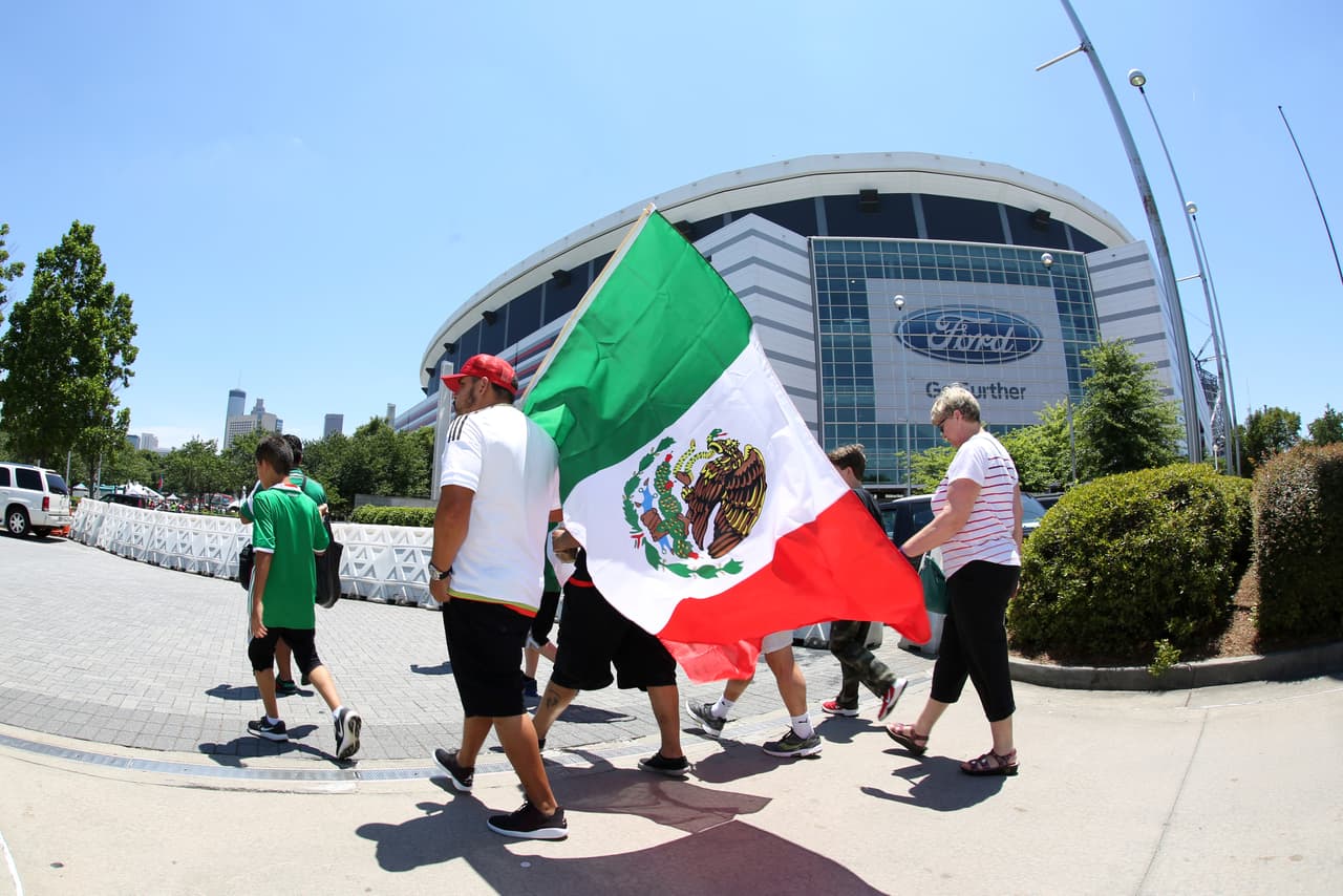 La afición mexicana ya pintó de tricolor las cercanías del Georgia Dome para disfrutar del México vs. Paraguay