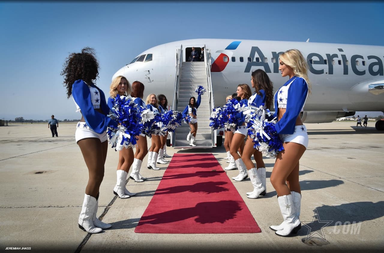 12 porristas de los Dallas Cowboys abrieron el campamento de entrenamiento del equipo en Oxnard, California.