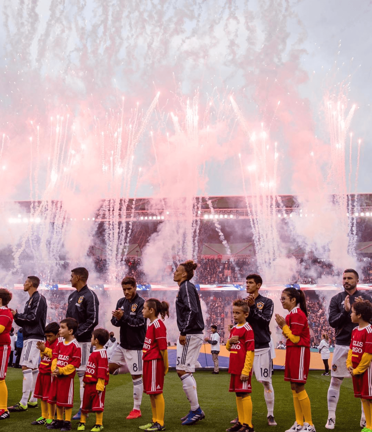 La casa del Galaxy es el Dignity Health Sports Park, con luces, fuegos artificiales y confeti, es la fórmula para un partido inolvidable.