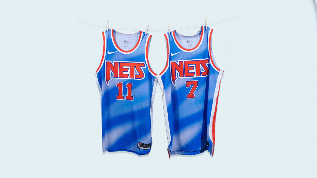 Los Brooklyn Nets traen de vuelta un favorito de los fanáticos, una de las camisetas más comentadas en la historia de la NBA, con su primer uniforme ‘Classic Edition’.