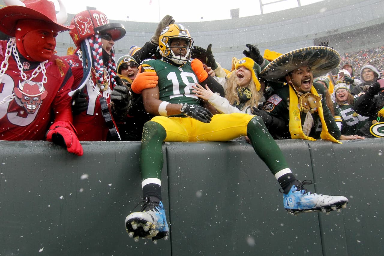Las curiosidades y alegría de los fanáticos se mezclan con la energía de las porristas del fútbol americano de la NFL.