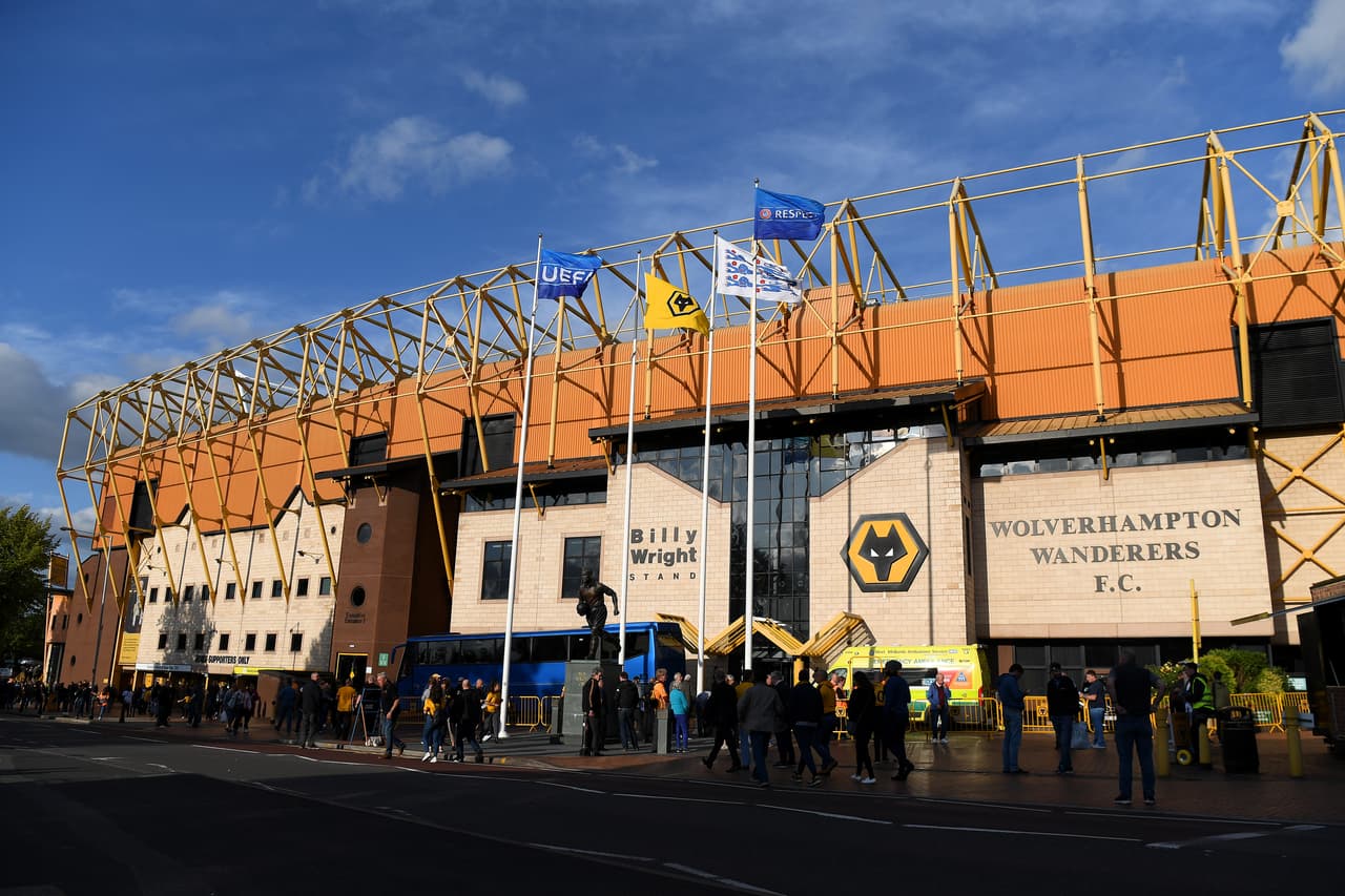 Así lucía la perspectiva por fuera del Molineux Stadium instantes antes del silbatazo inicial.