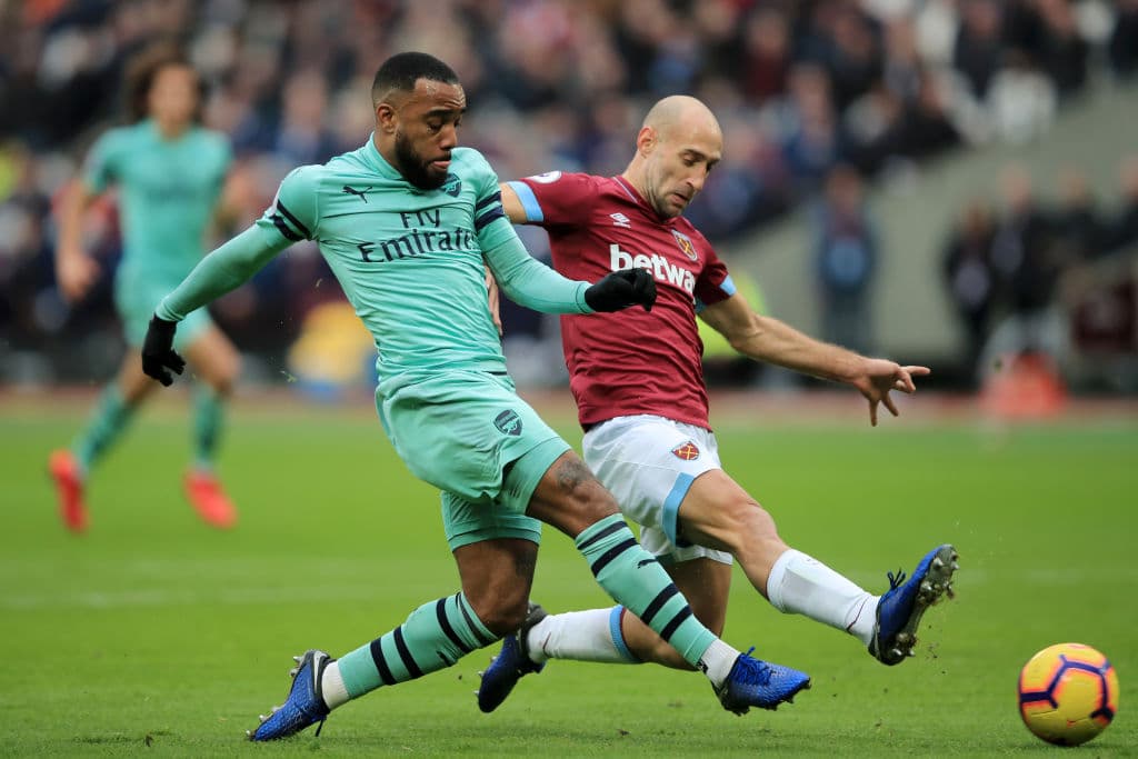 El partido se puso en marcha con un Arsenal agresivo, lanzándose con todo al frente. Aquí se aprecia al delantero francés de los Gunners, Alexandre Lacazette jalando del gatillo pronto en el juego.