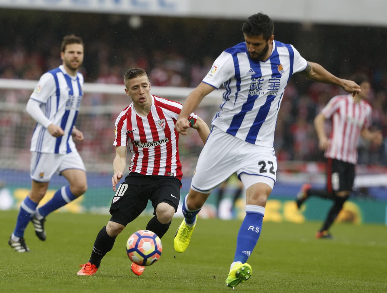 Raúl Navas (Real Sociedad) otro de los que intentó vulnerar el arco del Bilbao sin fortuna.