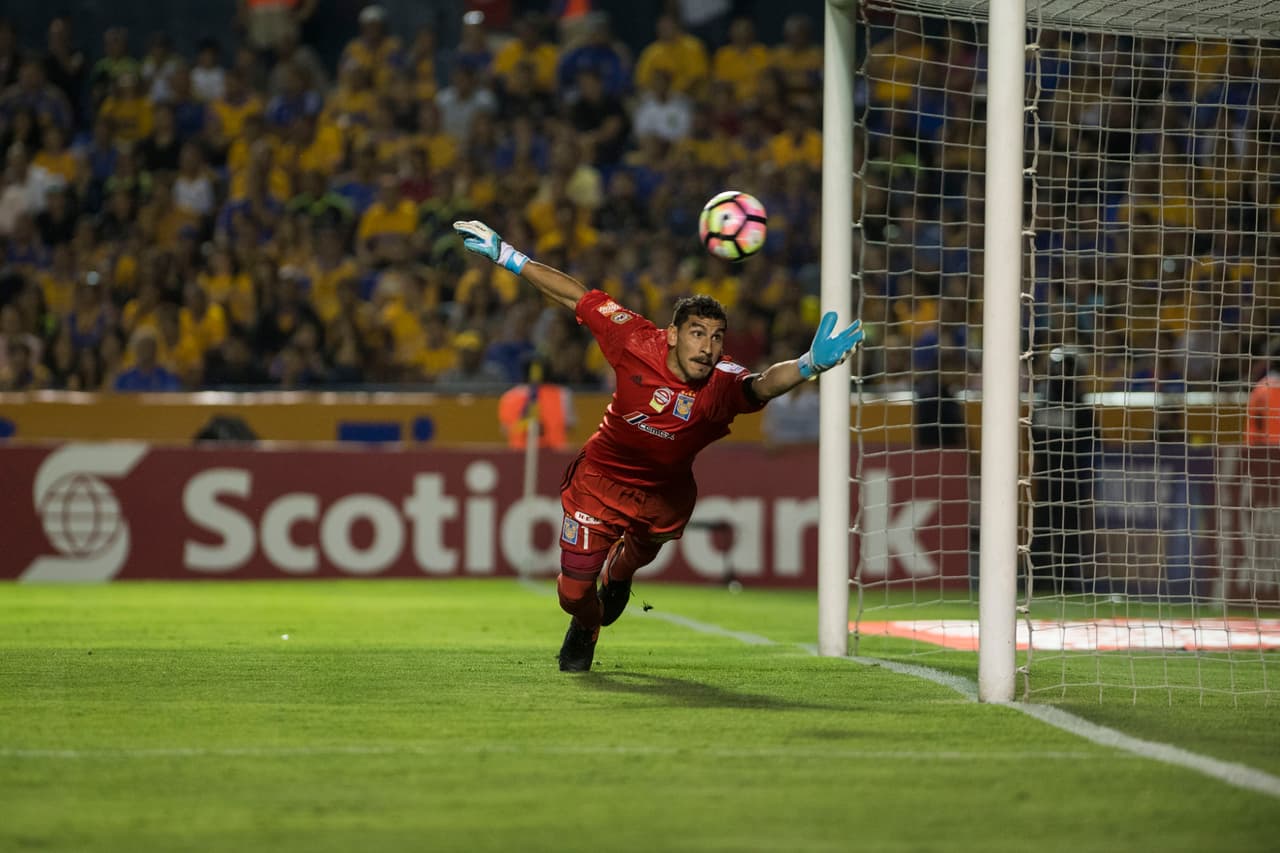 El Pachuca sorprendió al Tigres en una jugada de tiro libre en la que López disparó y Vargas desvió el balón que entró con efecto a la red sin posibilidades para Guzmán.
