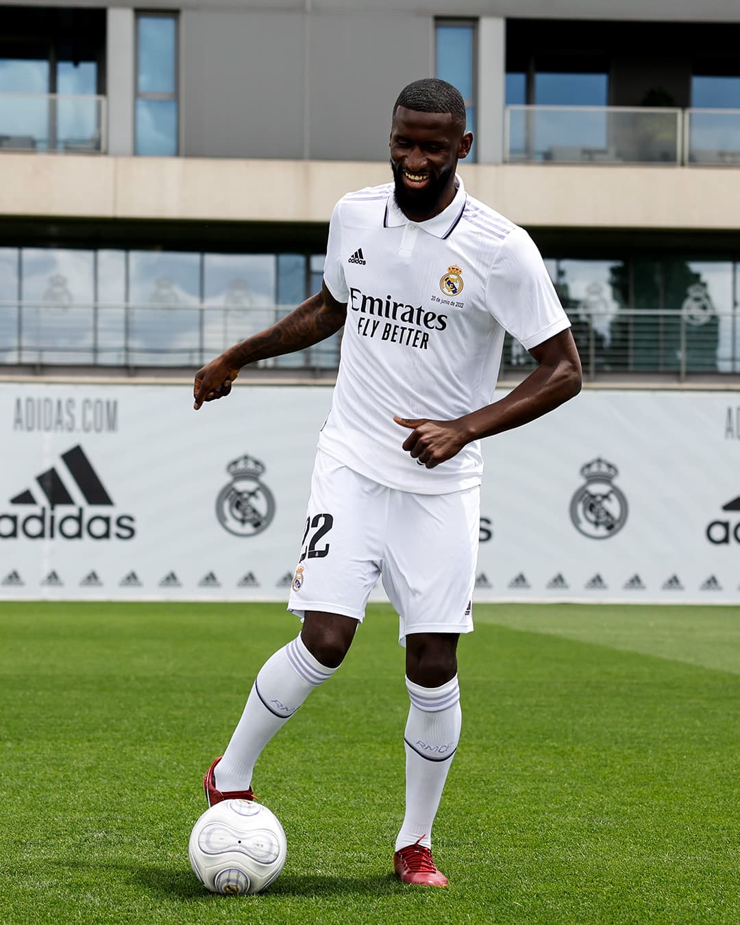 Antonio Rüdiger se convirtió en nuevo jugador del Real Madrid tras firmar su contrato hasta el 30 de junio de 2026. El defensa alemán usará el número 22 en su dorsal.