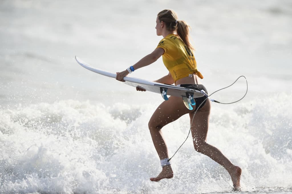 Ansiosa por meterse de nuevo al agua y buscar una buena puntuación apuraba el paso la sudafricana Bianca Buitendag, ante un agitado mar.