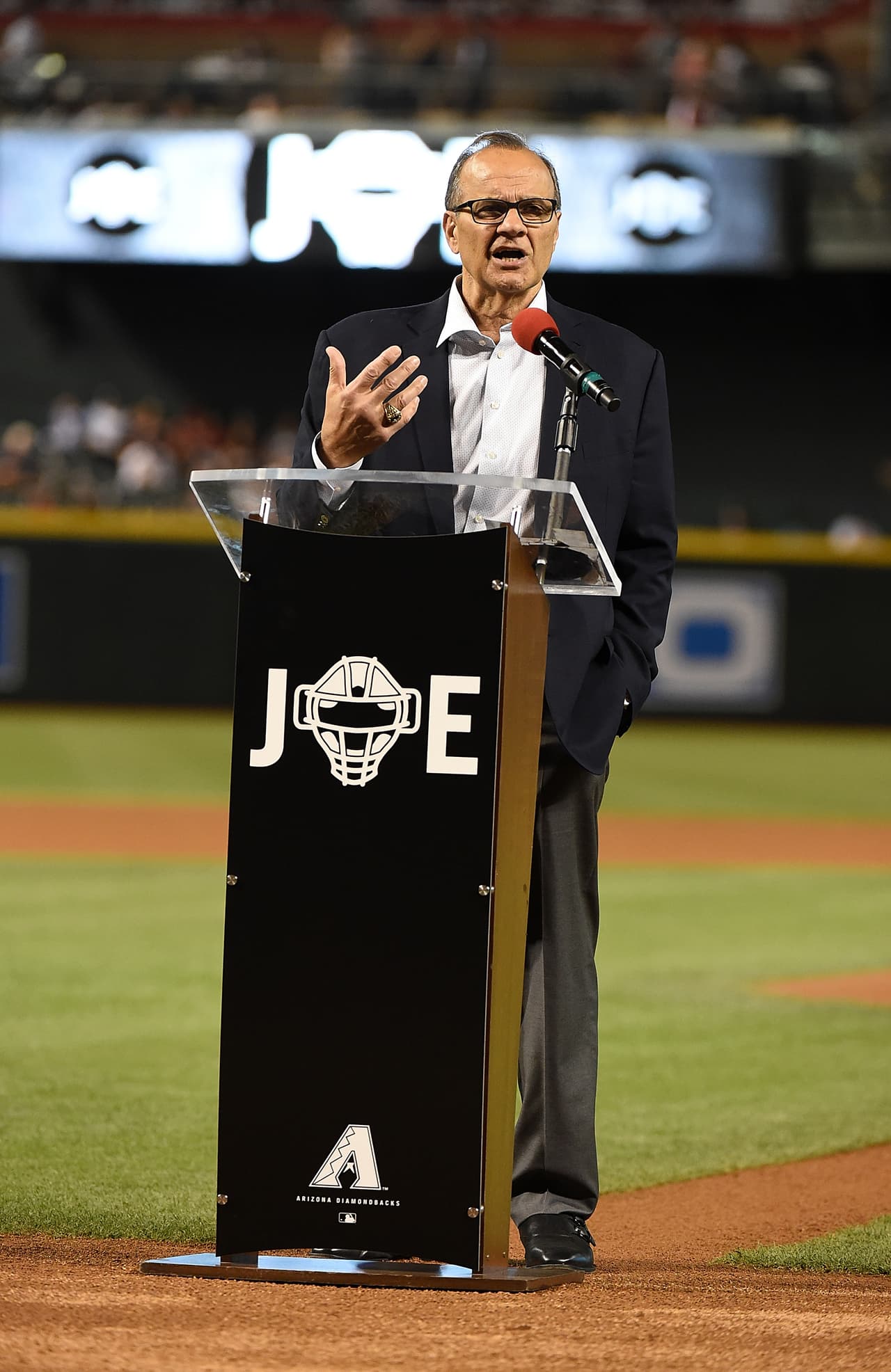 Joe Torre, ex jugador, Salón de la fama de la MLB y manager, su fundación es llamada Joe Torre Safe at Home, ya que su mamá sufrió violencia doméstica, pues fue físicamente abusada por su padre.