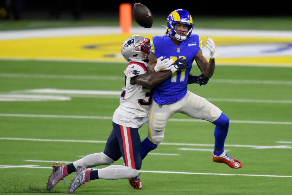 Aaron Donald controla de principio a fin a Cam Newton en la victoria 3-24 sobre los New England Patriots.