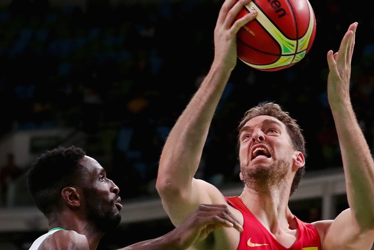 La estrella de la selección de baloncesto de España, Pau Gasol, durante el partido clasificatorio contra Nigeria.