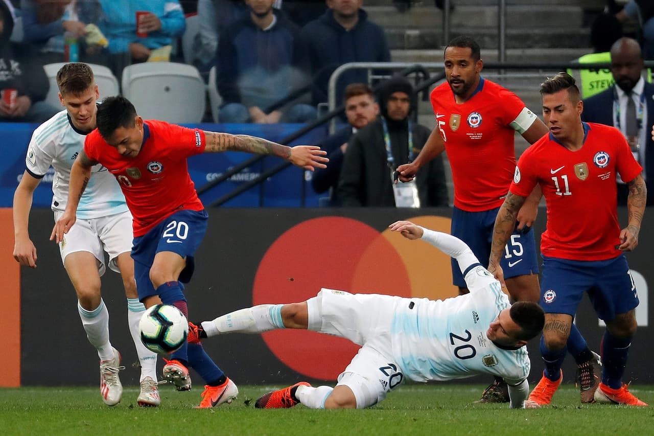 En el segundo tiempo Giovani Lo Celso (abajo) comete un penalti a Charles Aranguiz de Chile, sancionado luego de la revisión en el VAR.