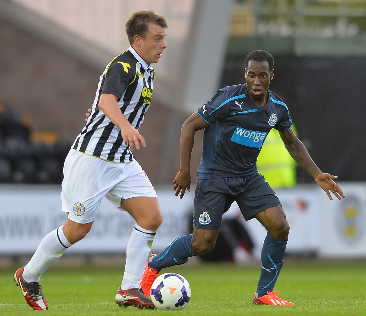 Pero donde también comenzaron sus problemas con la ley. En el 2013 fue encontrado culpable de atacar a dos policías y tuvo que pagar 130 horas de trabajo comunitario, además de permanecer bajo estricto control de la ley.