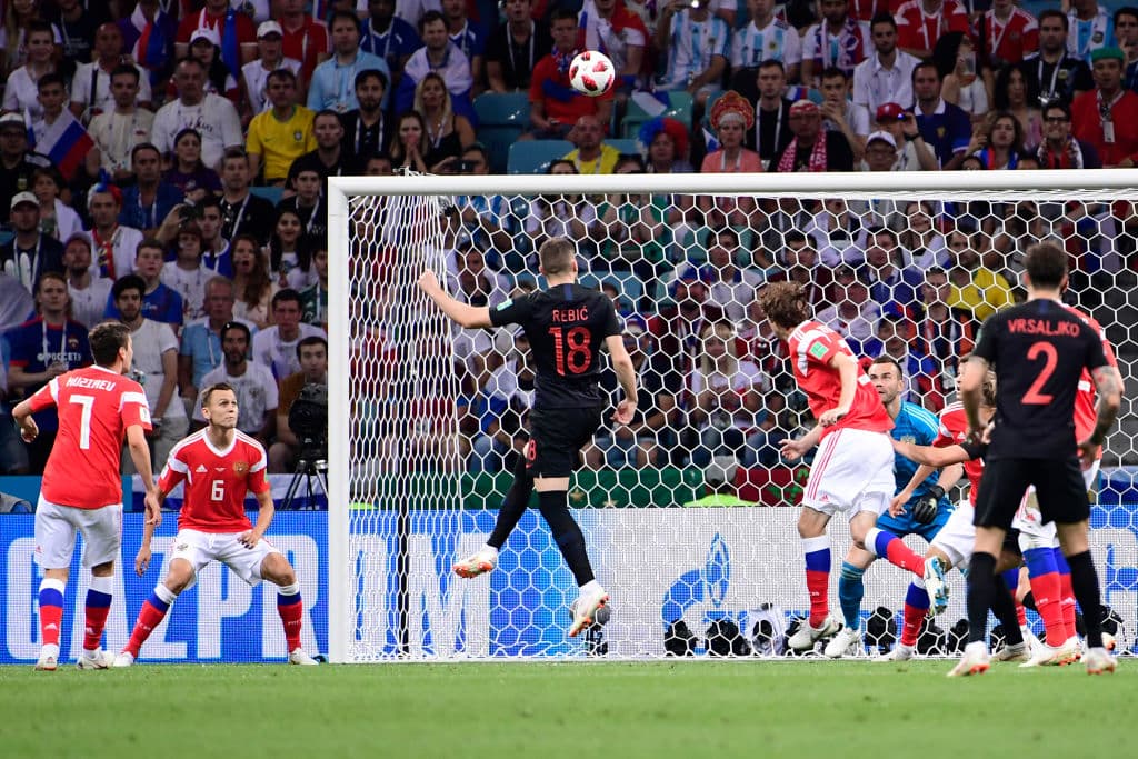 Ante Rebic con un remate de cabeza que se pasó por encima de la portería que defendía el portero ruso Igor Akinfeev, pero los balcánicos estaban encima y buscando abrir el marcador.