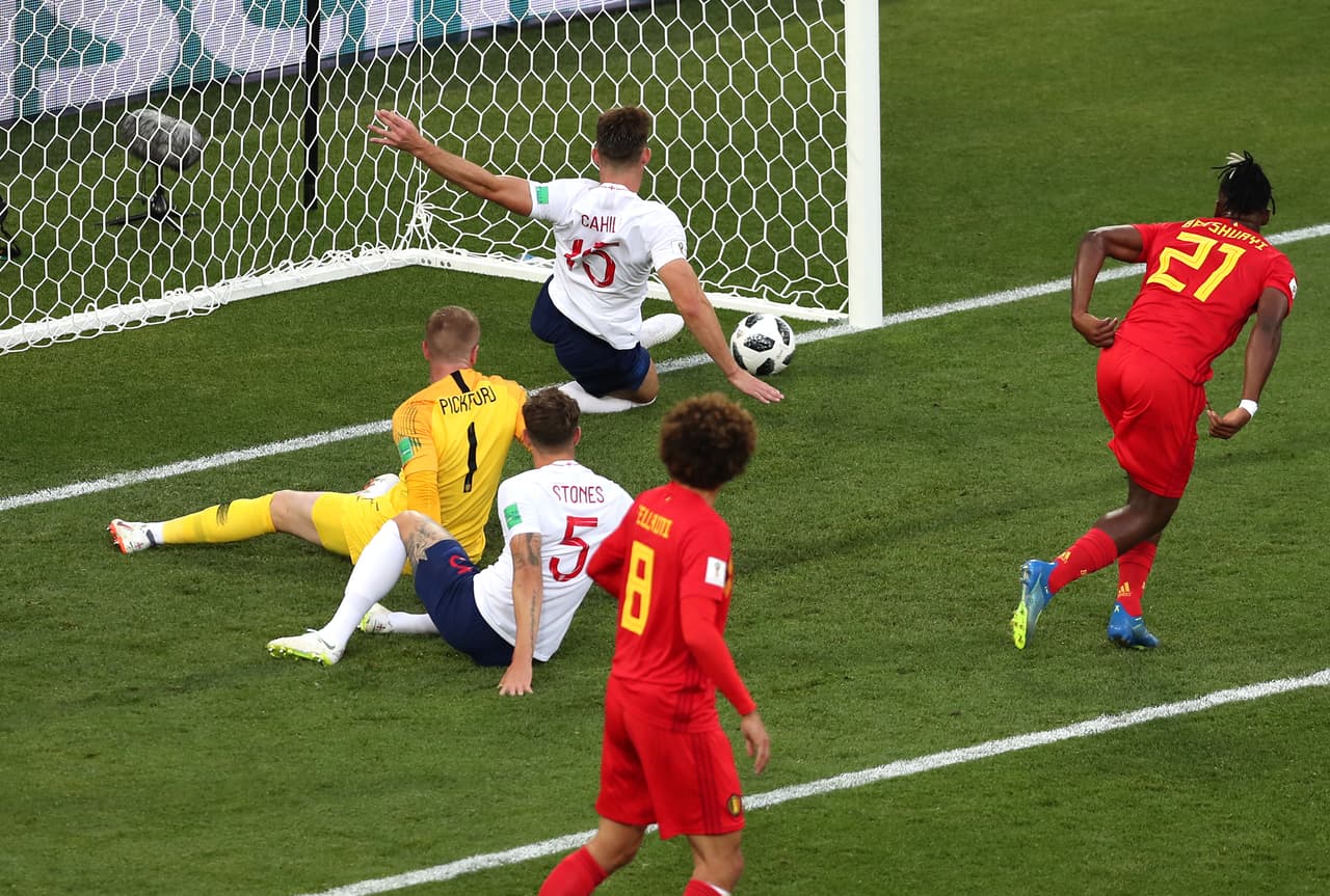 Por poco terminan metiéndola en su propio arco pero Phil Jones alcanzó a sacar de la línea.