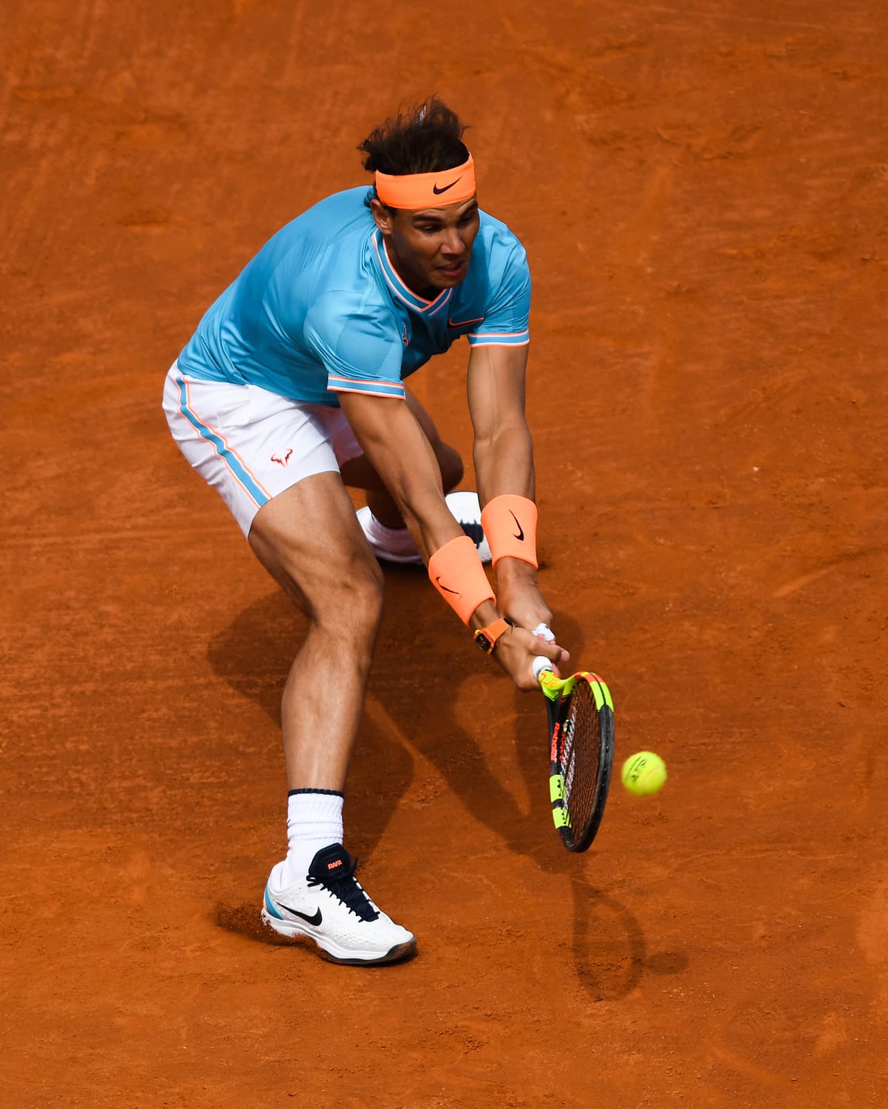 Nadal rompió a Mayer en el octavo juego de partido, pero con 5-3 y saque, el argentino le devolvió, en blanco, el robo. Aun así, el once veces campeón del Godó, tuvo bola de set con 5-4 que también desperdició, y otras dos bolas de set con 6-5 y 7-6, en el desempate.
